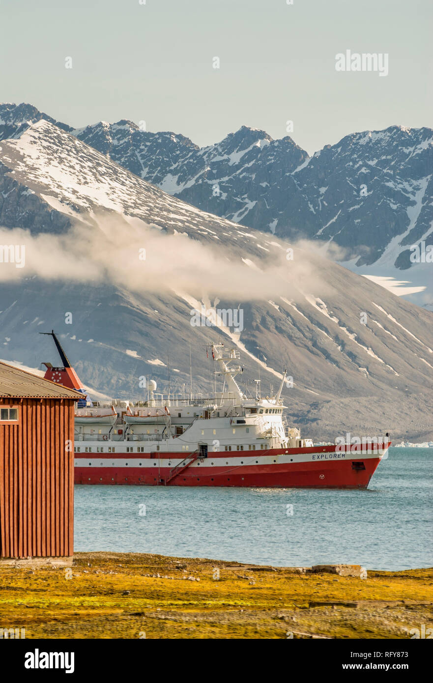 MV Explorer im Hafen von NY Alesund, Svalbard, Spitzbergen, Norwegen Stockfoto