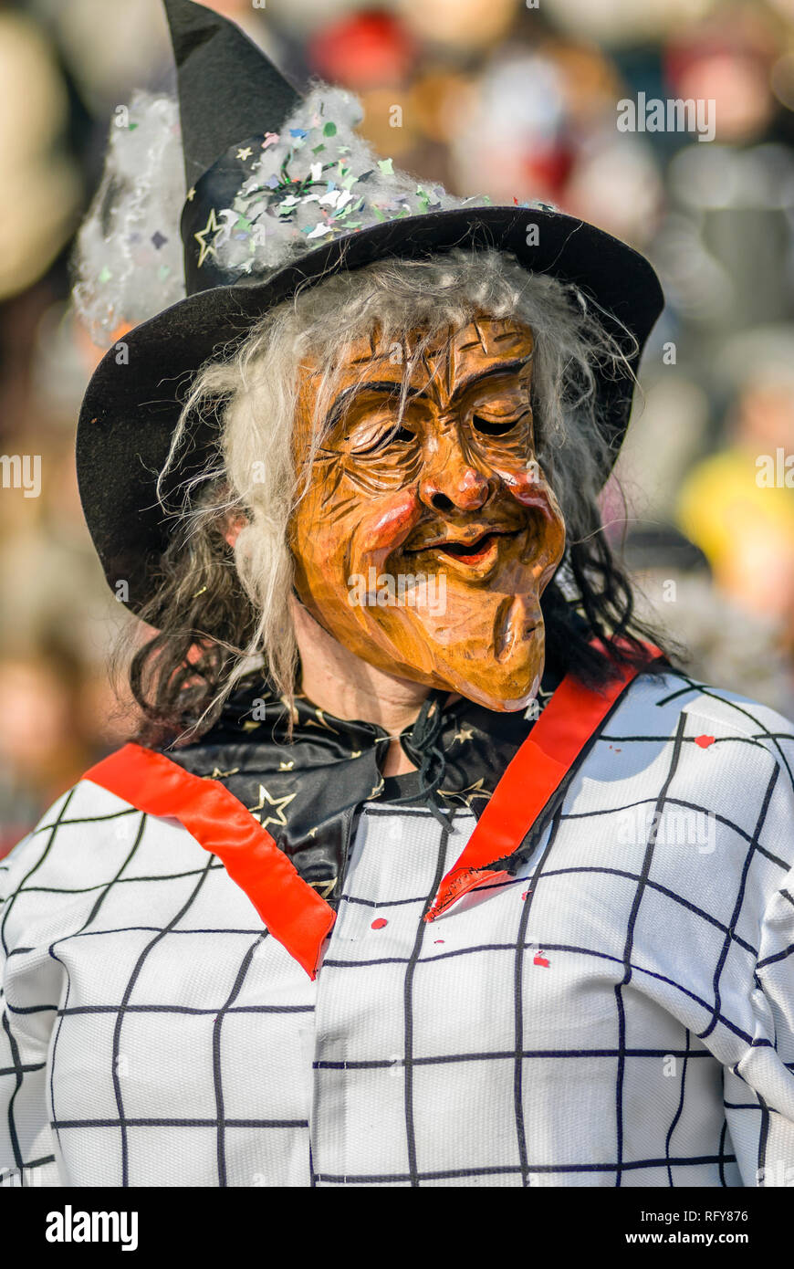 Portrait einer traditionellen schwäbisch-alemannischen Hexenmaske beim Luzerner Karneval, Schweiz Stockfoto