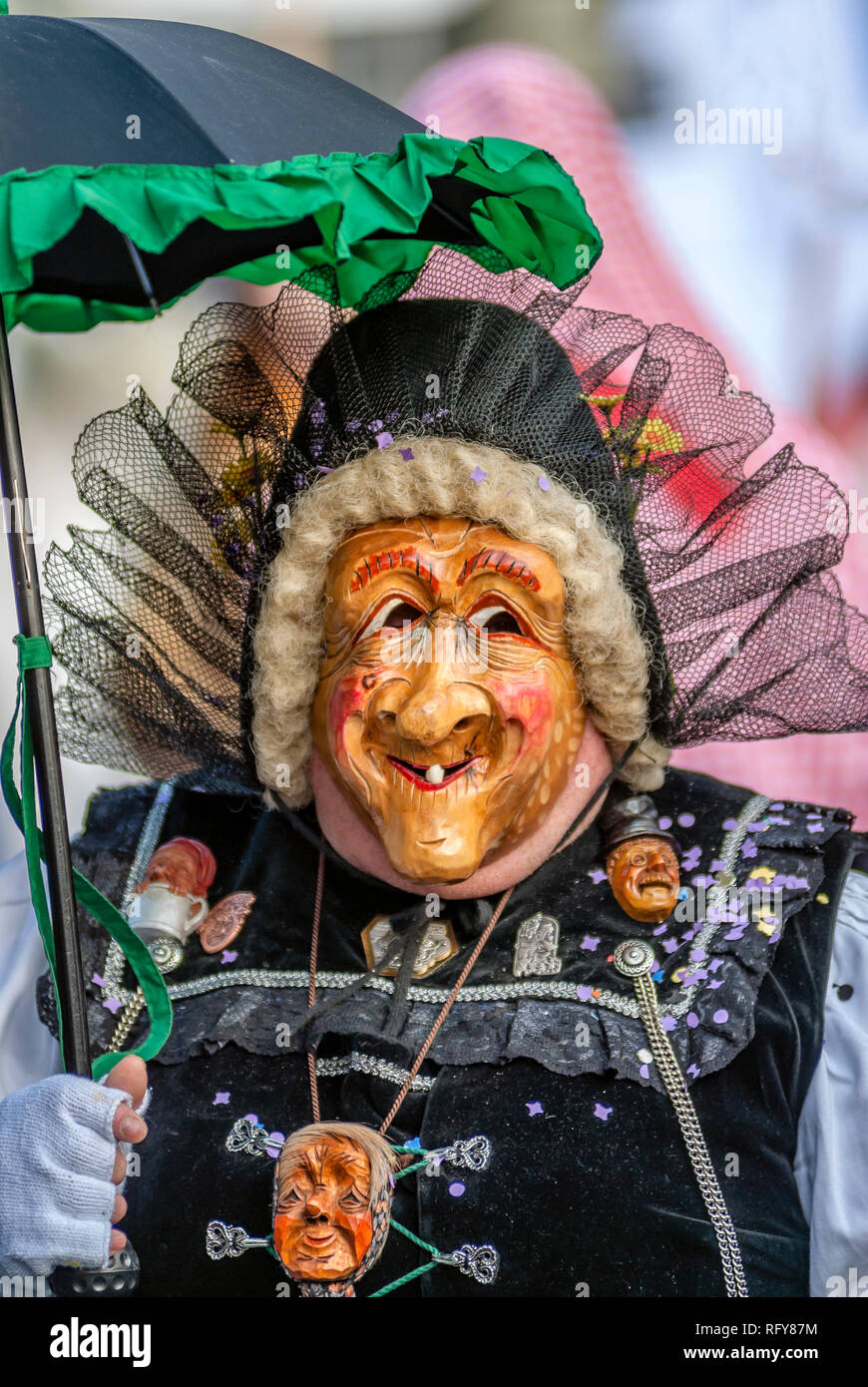 Portrait einer traditionellen schwäbisch-alemannischen Hexenmaske beim Luzerner Karneval, Schweiz Stockfoto
