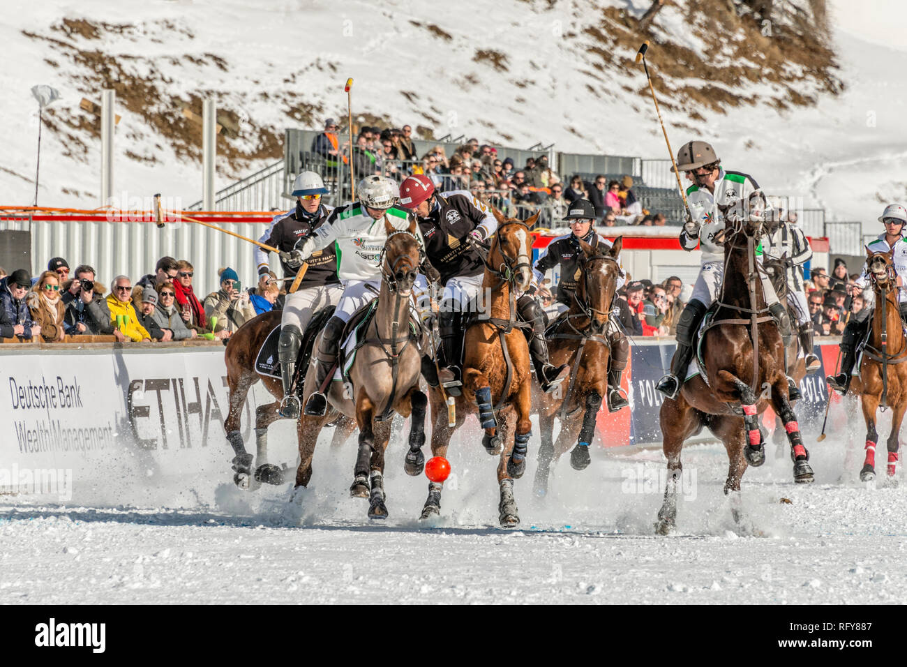 Team 'Badrutts Palace' und Team 'Aserbaidschan' während des Snow Polo World Cup 2019 Spiels, St. Moritz, Schweiz Stockfoto