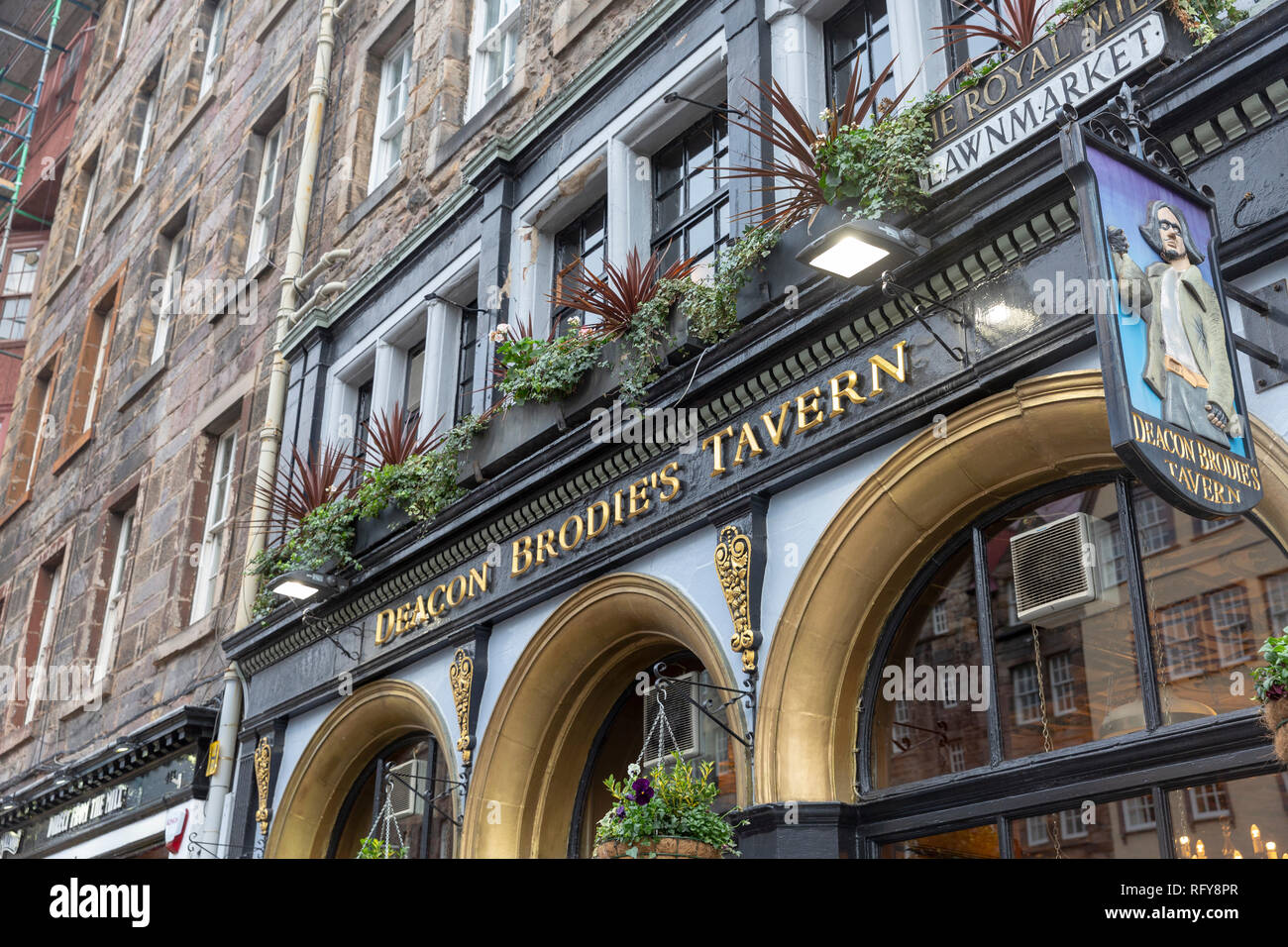 Deacon Brodies Taverne Pub Schild an der Royal Mile im Stadtzentrum von Edinburgh, Schottland, Vereinigtes Königreich Januar 2019 Stockfoto
