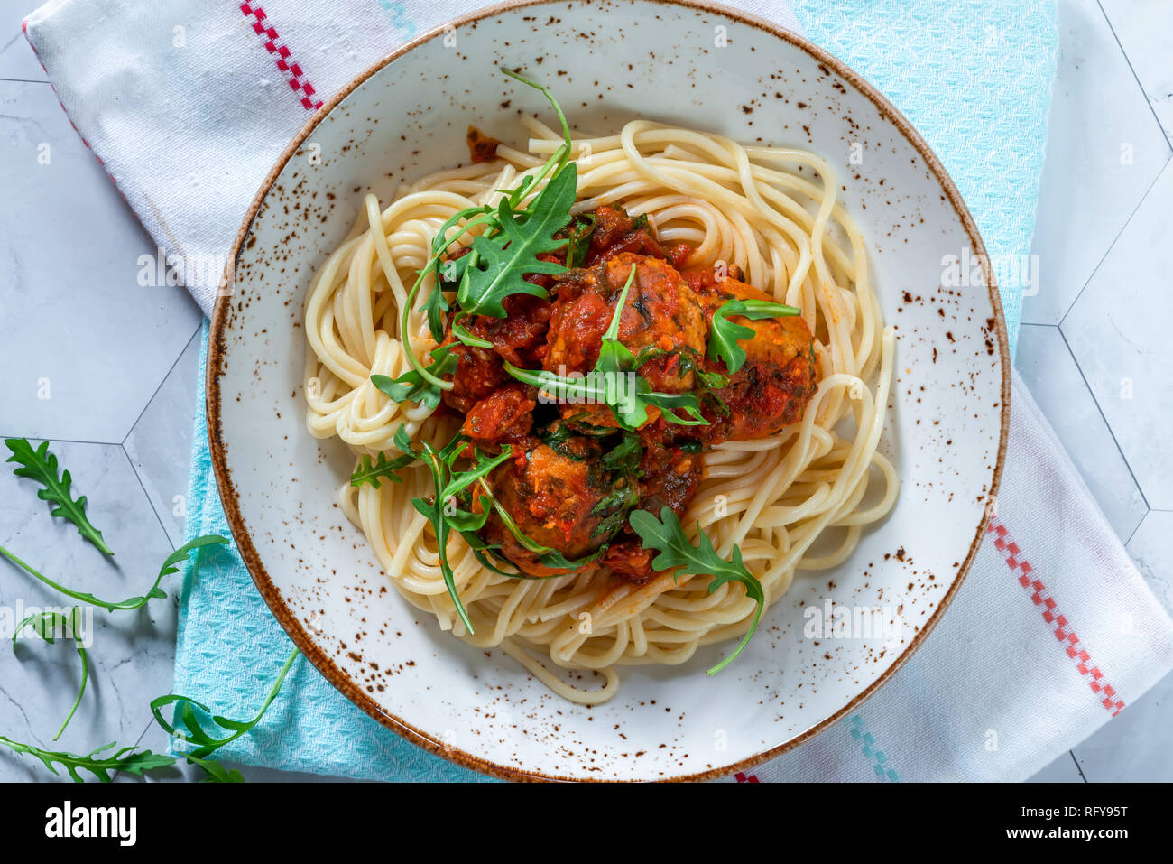Spaghetti mit Thunfisch Kugeln in pikanter Tomatensauce und Rakete Stockfoto