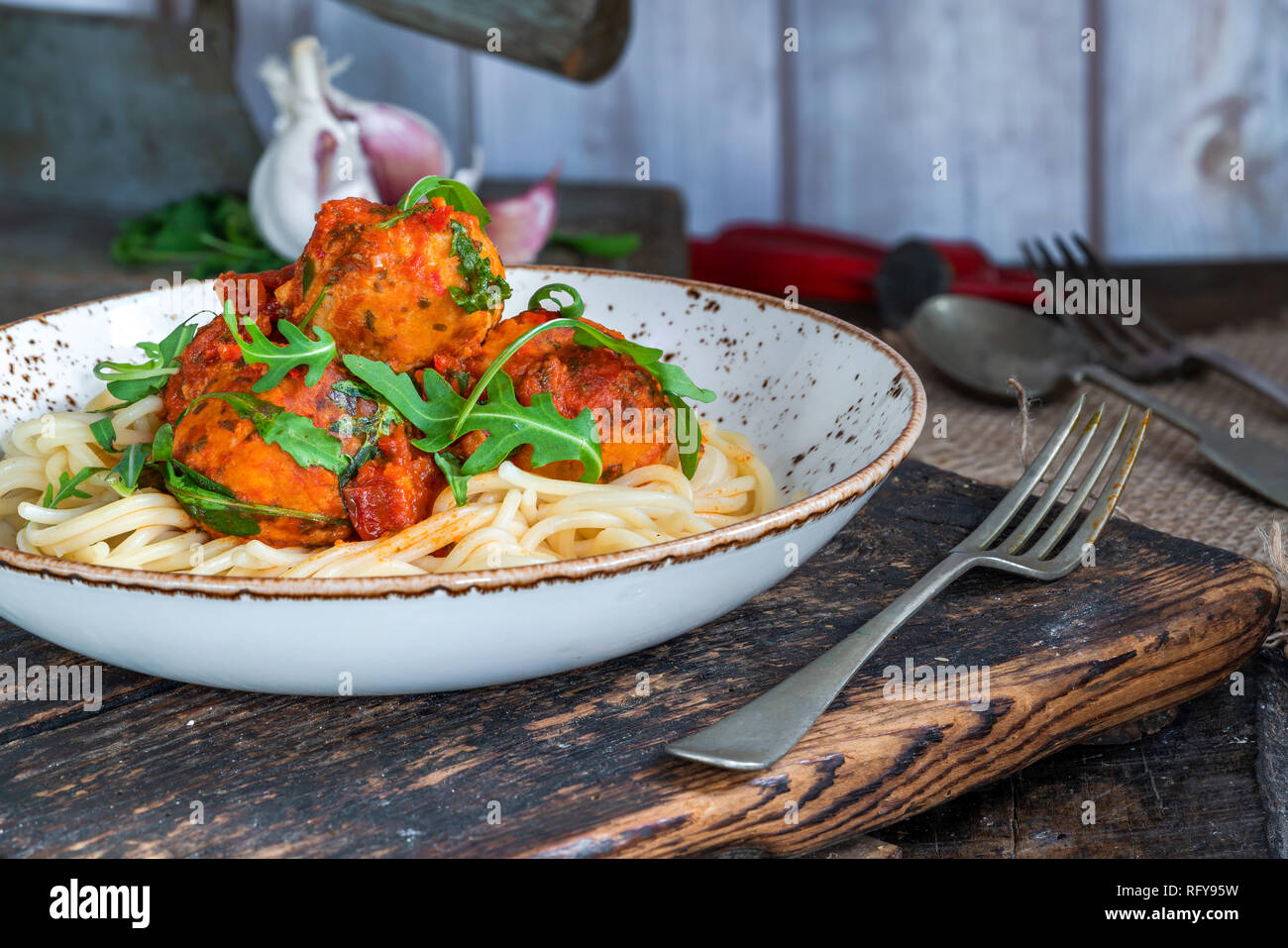 Spaghetti mit Thunfisch Kugeln in pikanter Tomatensauce und Rakete Stockfoto