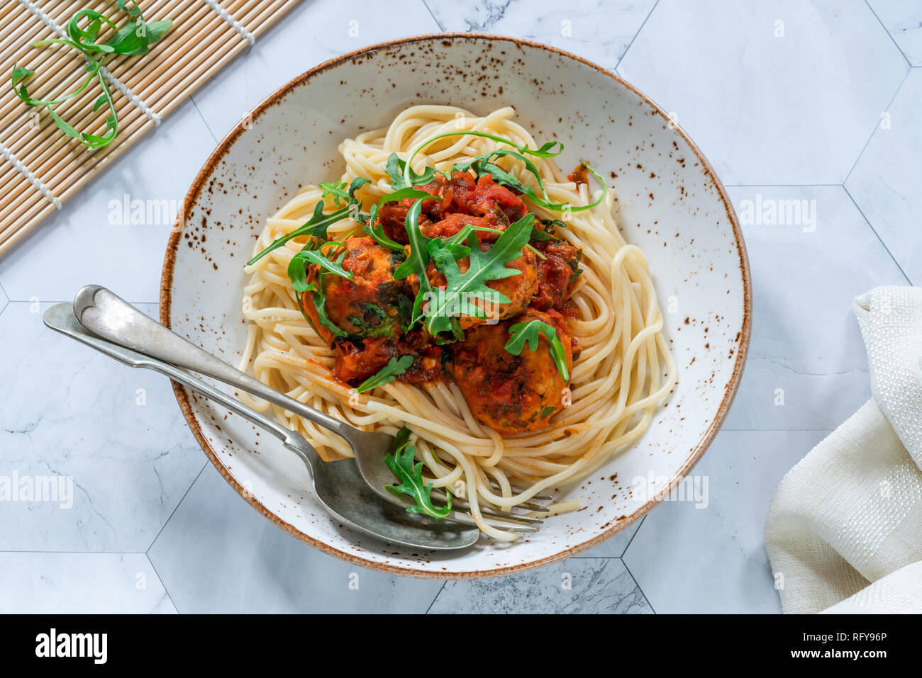 Spaghetti mit Thunfisch Kugeln in pikanter Tomatensauce und Rakete Stockfoto