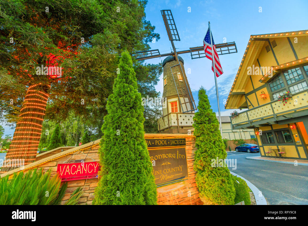 Solvang, Kalifornien, Vereinigte Staaten - 10 August 2018: Alte Windmühle in Kronborg Inn Hotel in Solvang Wein Land von Santa Ynez Valley, berühmten Reisen Stockfoto