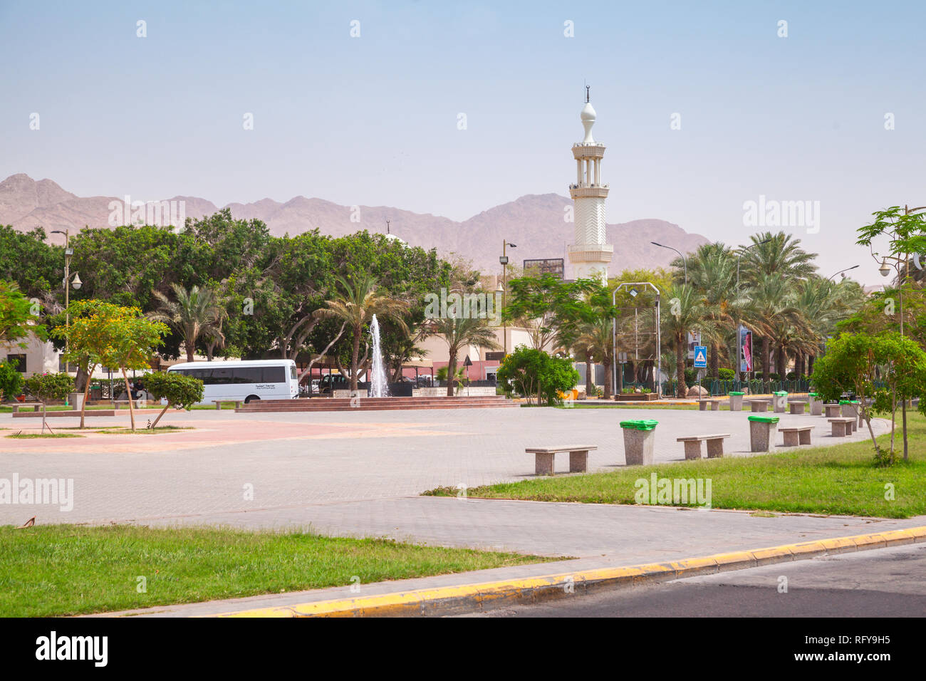 Aqaba, Jordanien - Mai 18, 2018: Stadtbild von Aqaba am sonnigen Tag, Sharif Hussein Bin Ali Moschee Stockfoto