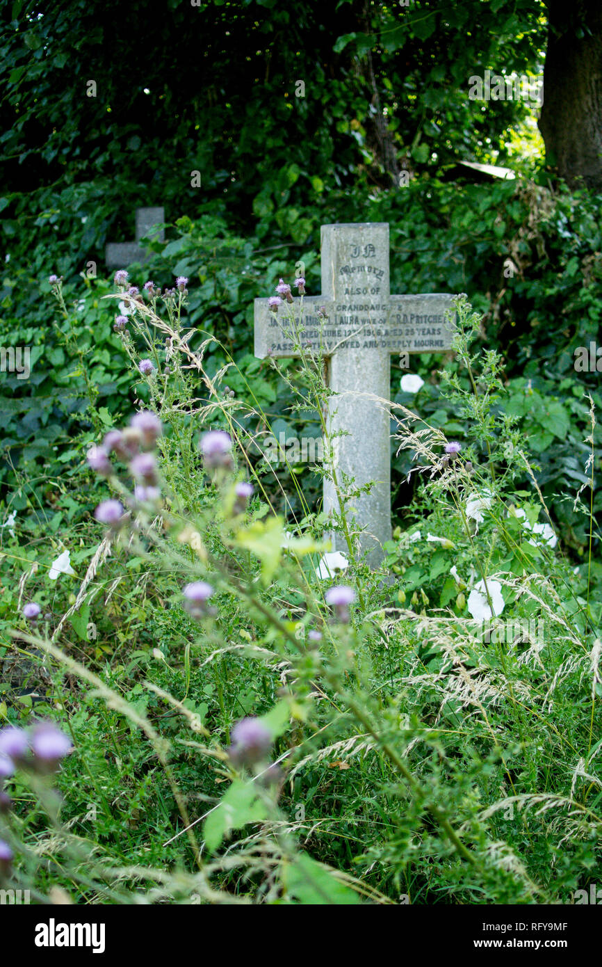 Kreuz Grabstein Kennzeichnung Grab bei Fulham Palace Road Friedhof in London Stockfoto