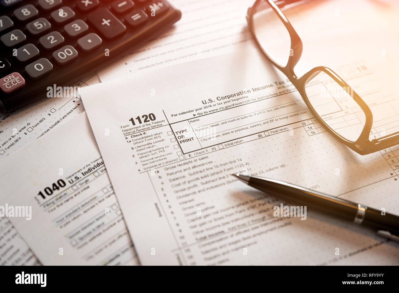 Usa individuelle Einkommensteuererklärung. Steuerformular 1040 mit Brille und Stift Stockfoto