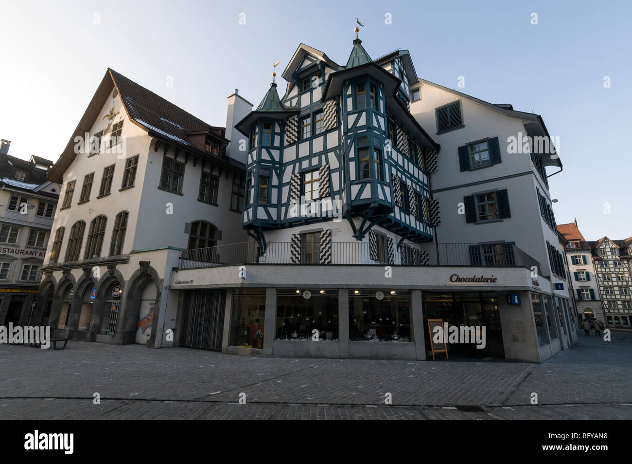 Eine mittelalterliche Fachwerkhäuser Schwarze & Weiße Gebäude über ein Cafe  in der Nähe der St.Galler Kathedrale in der Altstadt von St. Gallen in der  Schweiz. Viele med Stockfotografie - Alamy