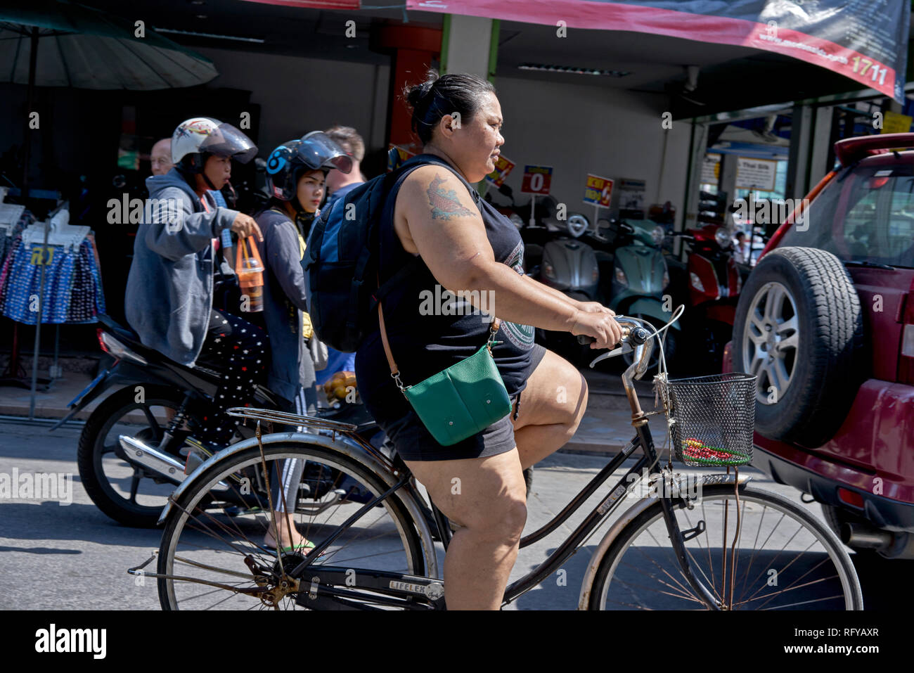 Übergewichtige Frau radfahren Thailand Südostasien Stockfoto