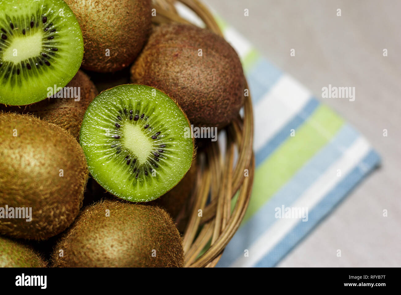 Blick von oben auf die reife Kiwis in einem Korb. Gesunde Ernährung Konzept. Stockfoto