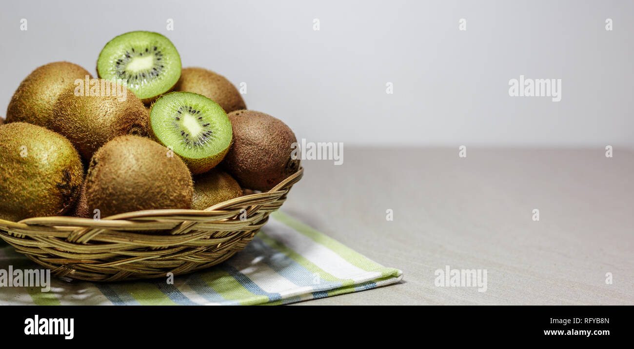 Reife Kiwis in einem Korb. Gesunde Ernährung Konzept. Stockfoto