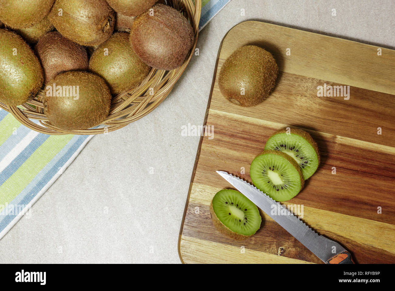 Reif ganzen Kiwis und Scheiben auf einem Schneidebrett mit einem alten Messer, bereitet detox Smoothie. Stockfoto