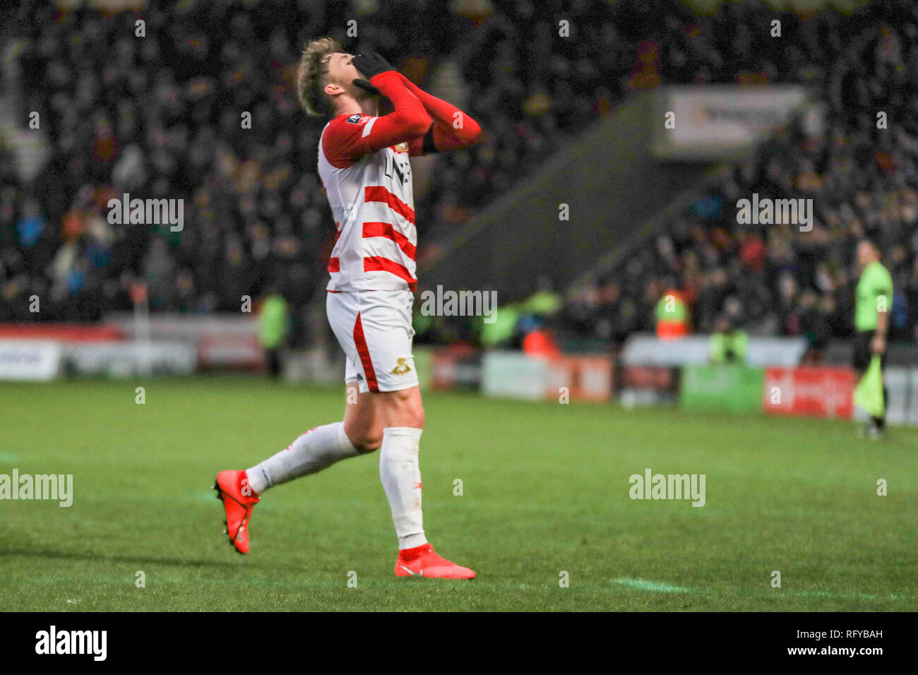 26. Januar 2019, Keepmoat Stadion, Doncaster, England; die Emirate FA Cup, 4.Runde, Doncaster Rovers vs Oldham Athletic; Jermaine Anderson (22) in der Nähe von Doncaster kommt mit einem Schuß Credit: John Hobson/News Bilder der Englischen Football League Bilder unterliegen dem DataCo Lizenz Stockfoto