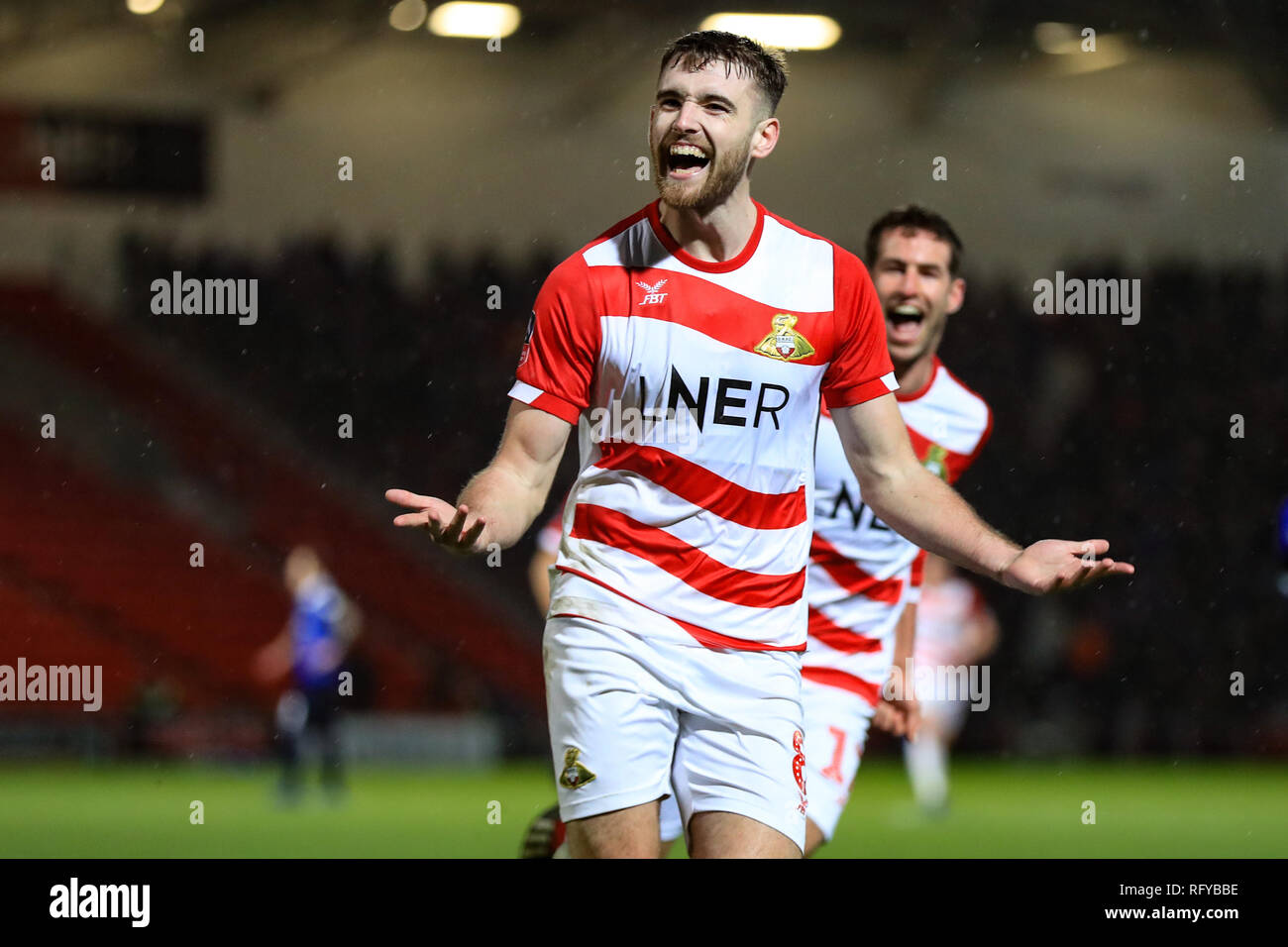 26. Januar 2019, Keepmoat Stadion, Doncaster, England; die Emirate FA Cup, 4.Runde, Doncaster Rovers vs Oldham Athletic; Ben Whiteman (08) Doncaster Doncaster feiert sein und das zweite Ziel Credit: John Hobson/News Bilder der Englischen Football League Bilder unterliegen DataCo Lizenz Stockfoto