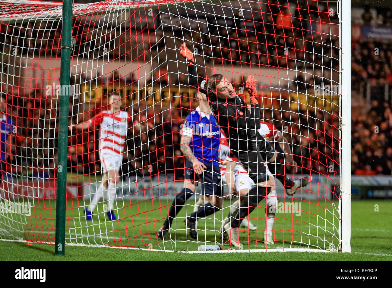 26. Januar 2019, Keepmoat Stadion, Doncaster, England; die Emirate FA Cup, 4.Runde, Doncaster Rovers vs Oldham Athletic; Daniel Iversen (01) in der Nähe von Oldham mit einer Auswahl speichern Credit: John Hobson/News Bilder der Englischen Football League Bilder unterliegen DataCo Lizenz Stockfoto