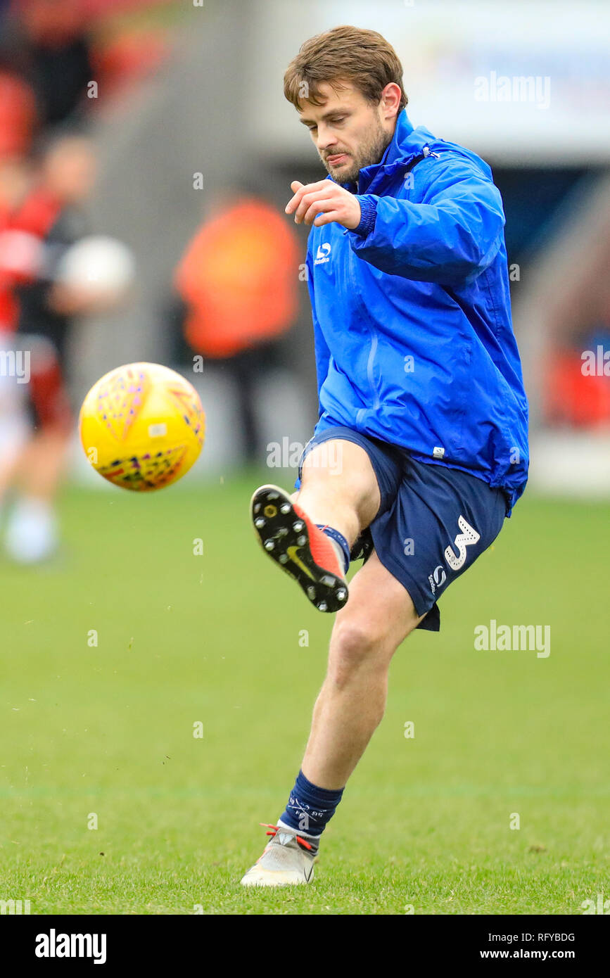 26. Januar 2019, Keepmoat Stadion, Doncaster, England; die Emirate FA Cup, 4.Runde, Doncaster Rovers vs Oldham Athletic; Andy Taylor (03) von Oldham warming up Credit: John Hobson/News Bilder der Englischen Football League Bilder unterliegen DataCo Lizenz Stockfoto