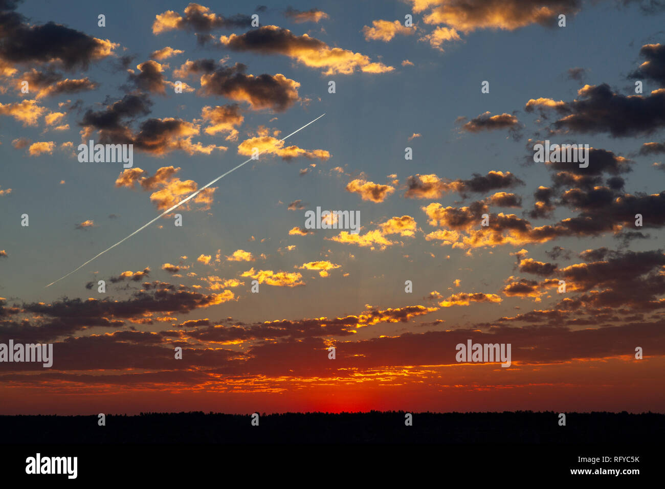 Ansicht kurz vor Sonnenaufgang mit einem kondensstreifen von Hellen Winkel auf der North Rim, Grand Canyon National Park, Arizona, United States gesehen. Stockfoto