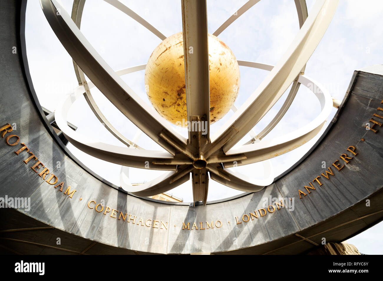 Die Golden Globe Denkmal auf dem Kai von Newcastle upon Tyne, England. Stockfoto