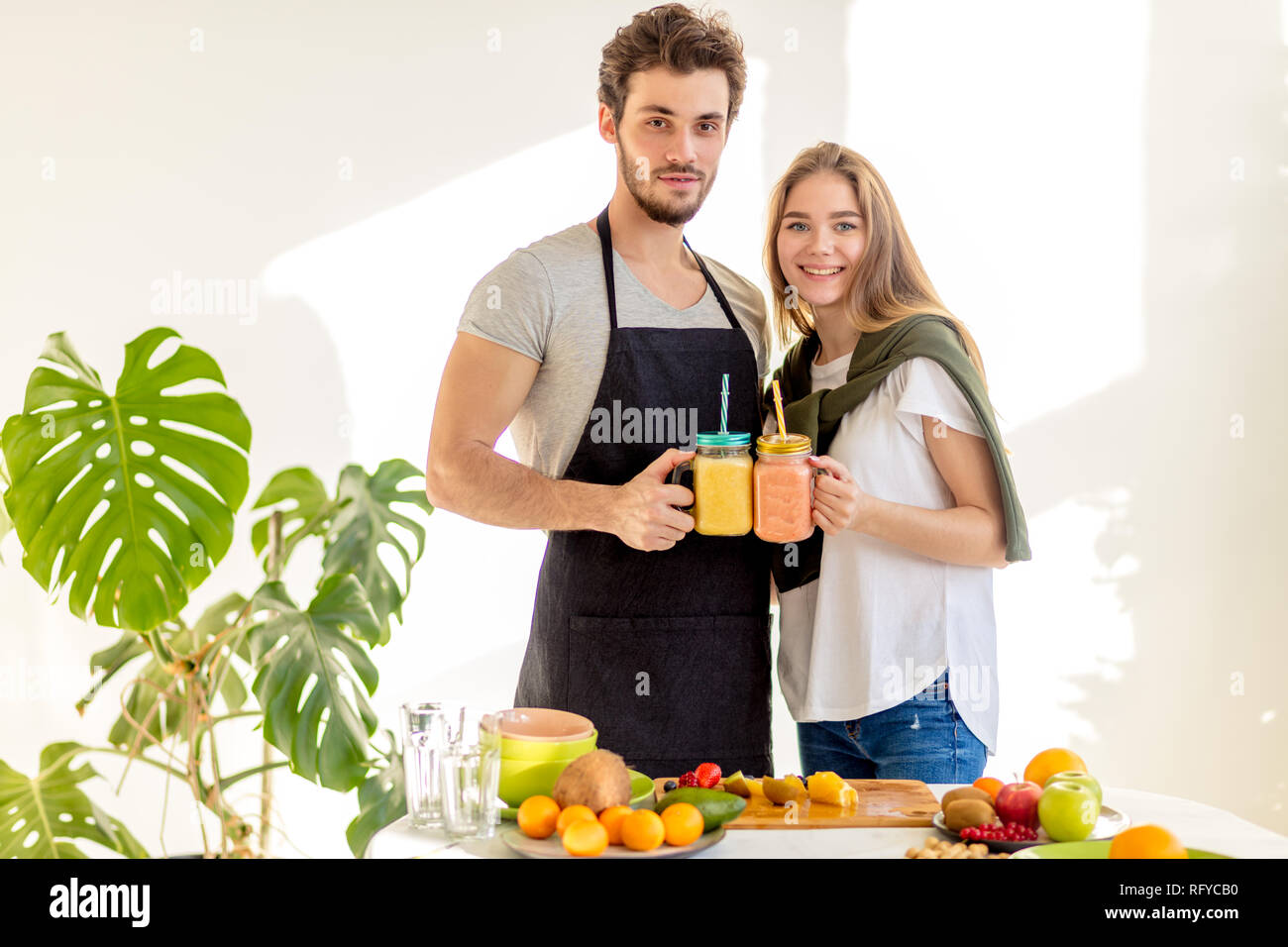 Junge angenehme Menschen feiern ein Urlaub Stockfoto