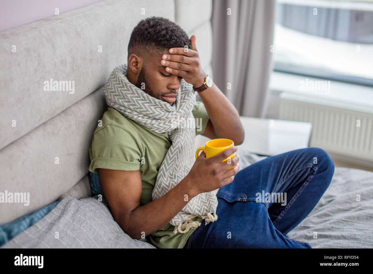 Traurig Kranke Afrikanischer Mann Krank Zu Hause Im Bett Mit Heissem Tee Stockfotografie Alamy