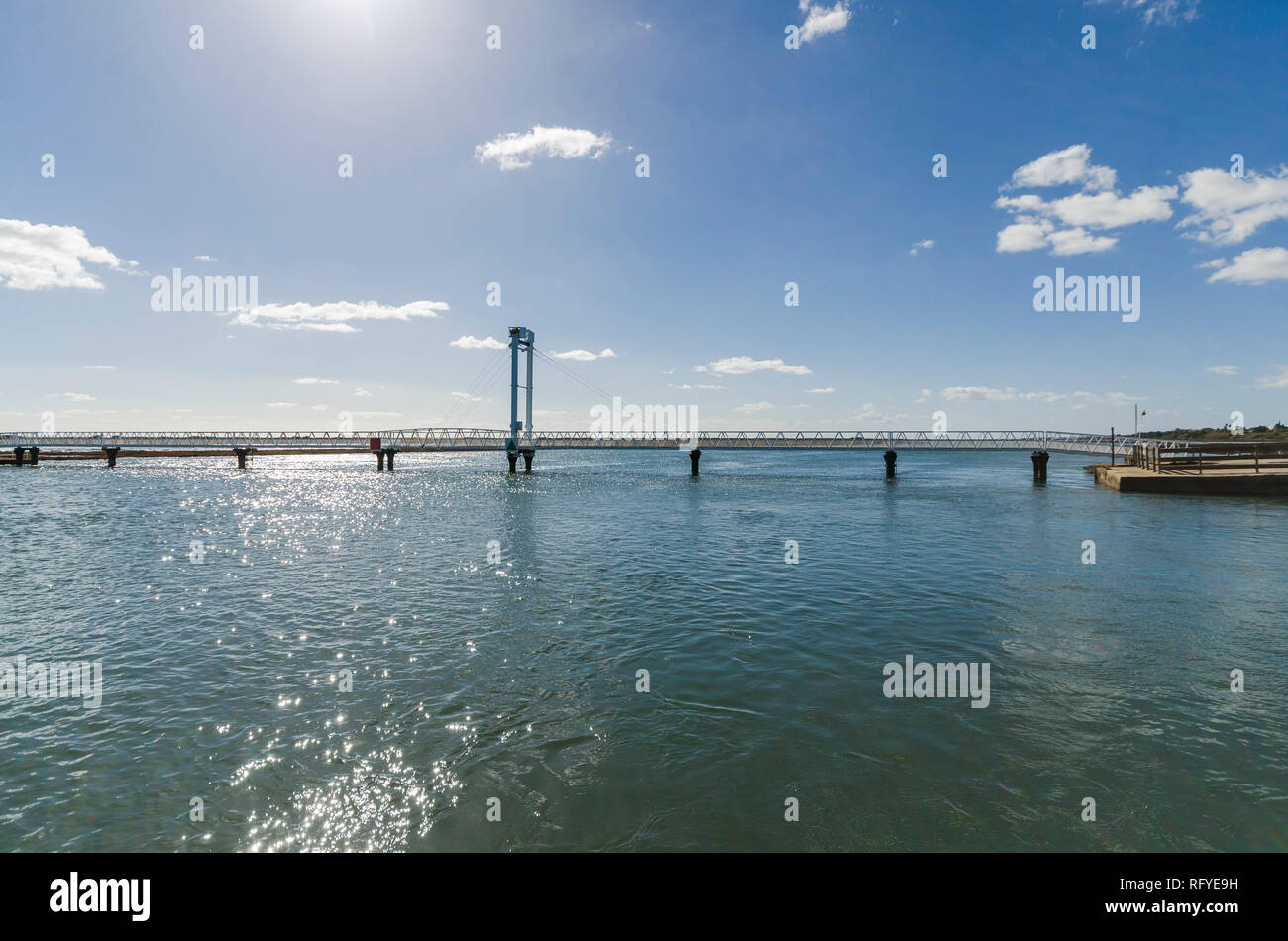 Fußgängerbrücke von Pedras D'el Rei zu Praia Barril Strand tun, Ria Formosa, Algarve, Portugal. Stockfoto