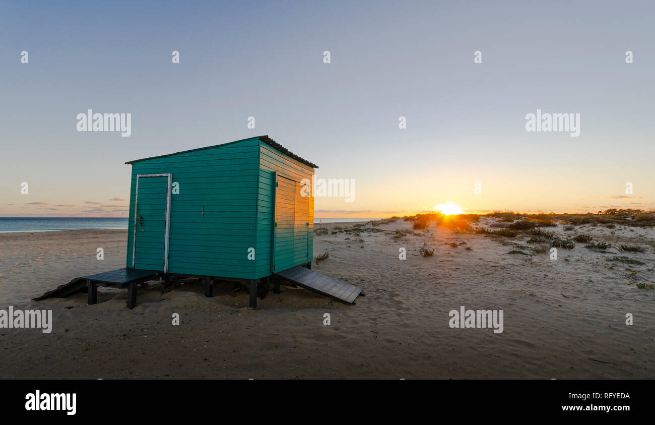 Strand bei Sonnenuntergang, grün Kabine, Hütte, Praia da Manta Rota, Algarve, Portugal, Europa. Stockfoto