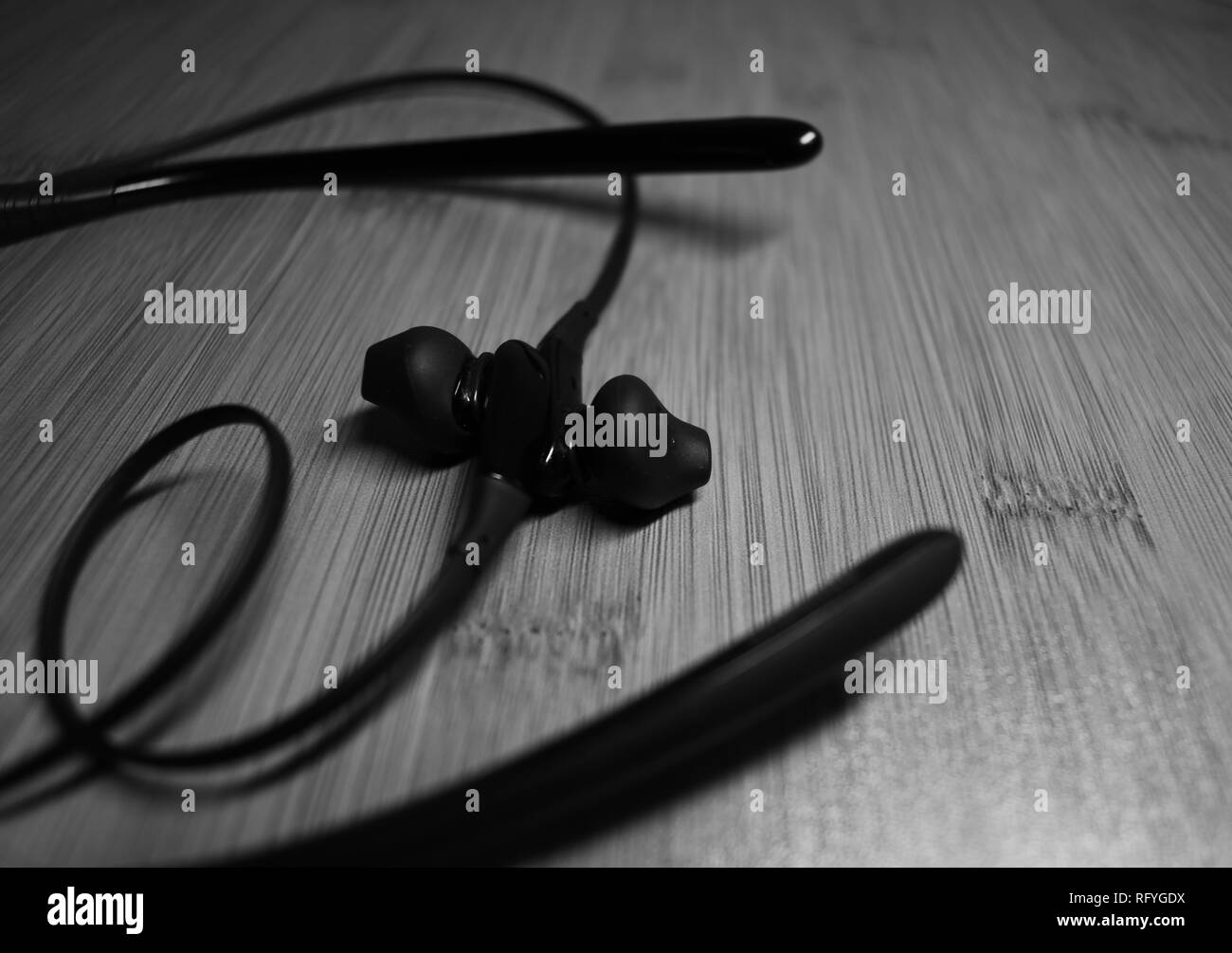 Ein paar Bluetooth Kopfhörer. Schwarz & Weiß Stockfoto