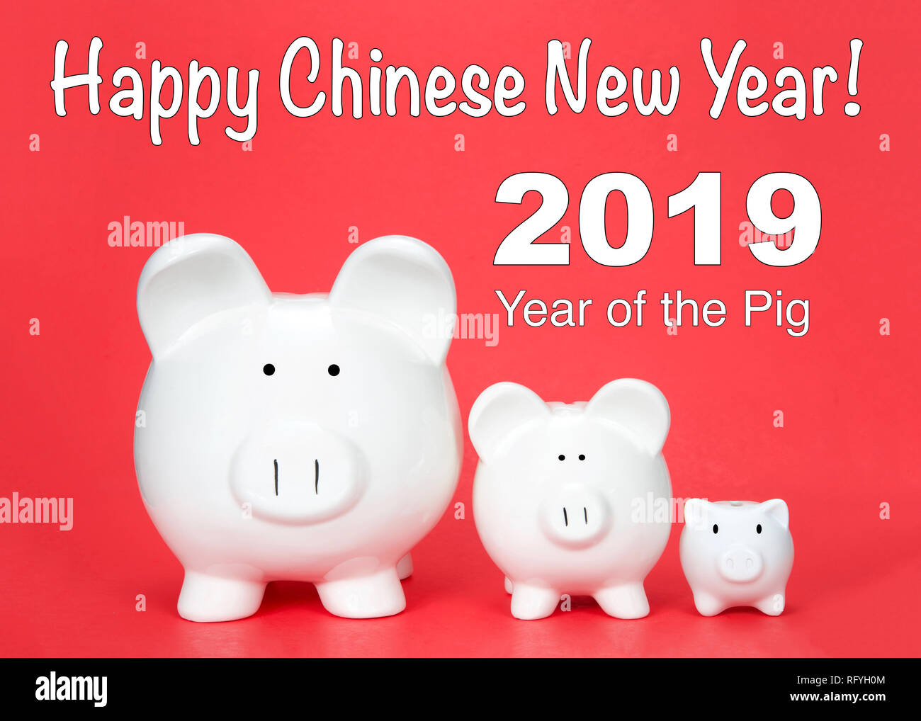 Frohes Chinesisches neues Jahr, das Jahr des Schweins mit drei Spardosen in verschiedenen Größen bis auf rotem Hintergrund gesäumt. Happy Chinese New Year text Stockfoto