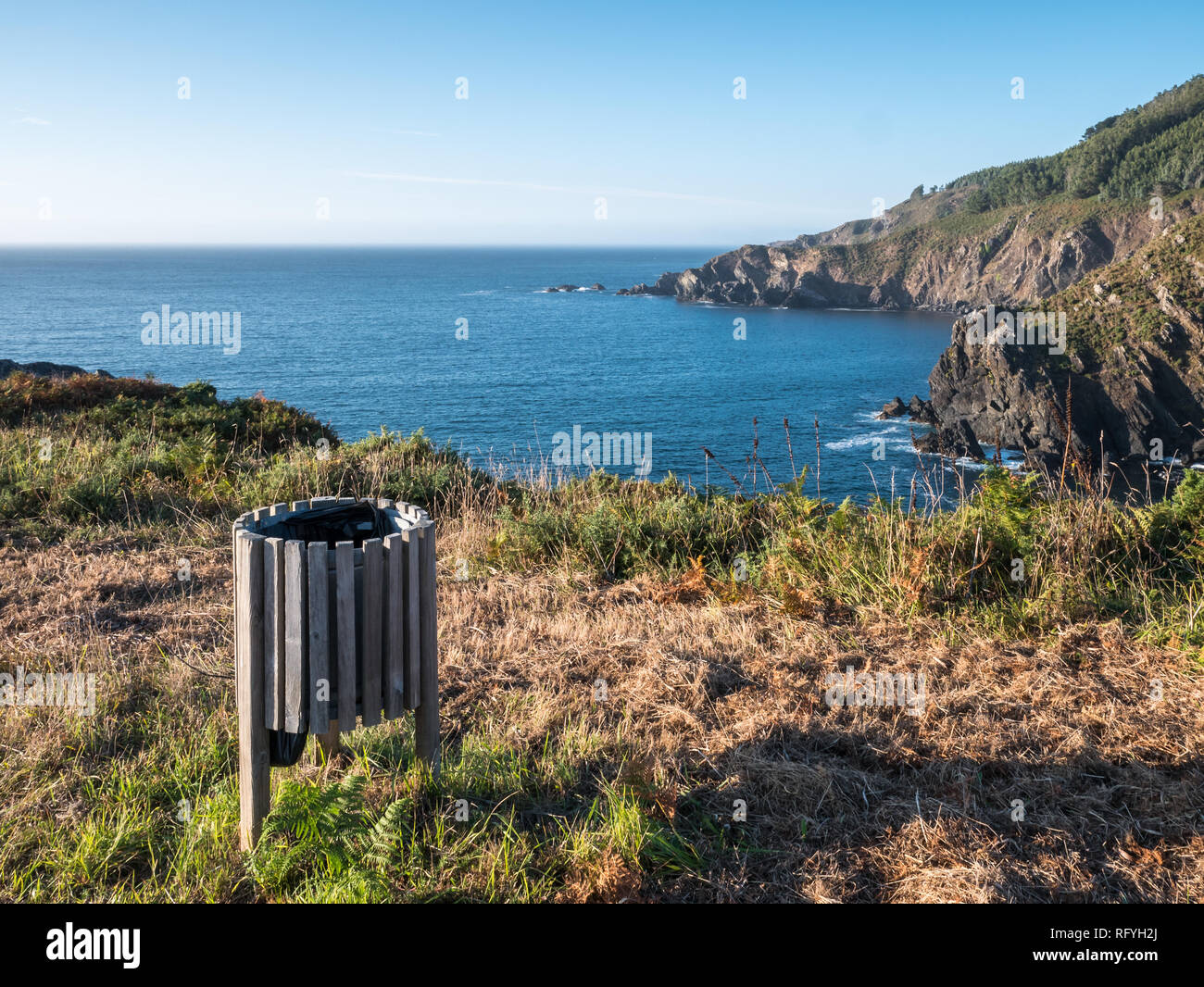 Mülleimer auf einer Klippe hoch über dem Meer an Cedeira, Rias Altas, Galizien, Spanien Stockfoto