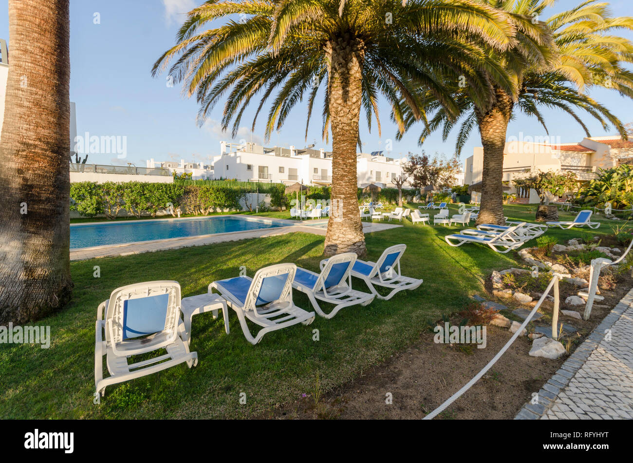 Swimmingpool mit Sonnenliegen in einem Ferienresort. Südeuropa. Stockfoto