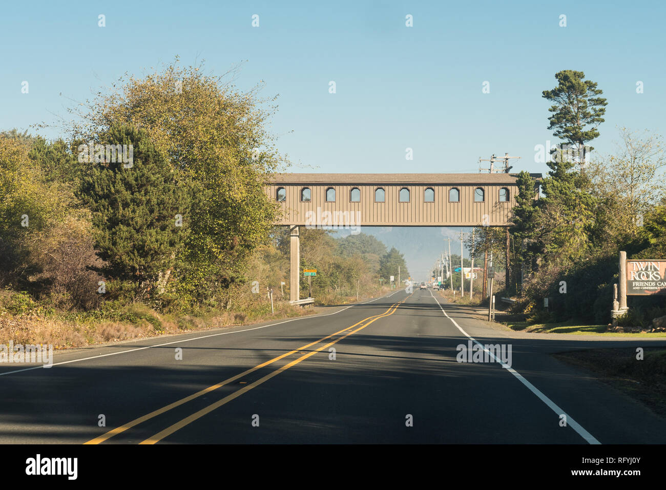 Erhöhte Fußgängerbrücke auf der Straße in der Nähe von Twin Rocks, Oregon, USA. Stockfoto