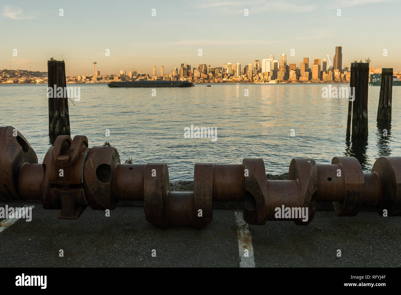 Elliott Bay, Seattle Bay, Sonnenuntergang Licht auf die Wolkenkratzer von downtown im Hintergrund, Washington, USA Stockfoto