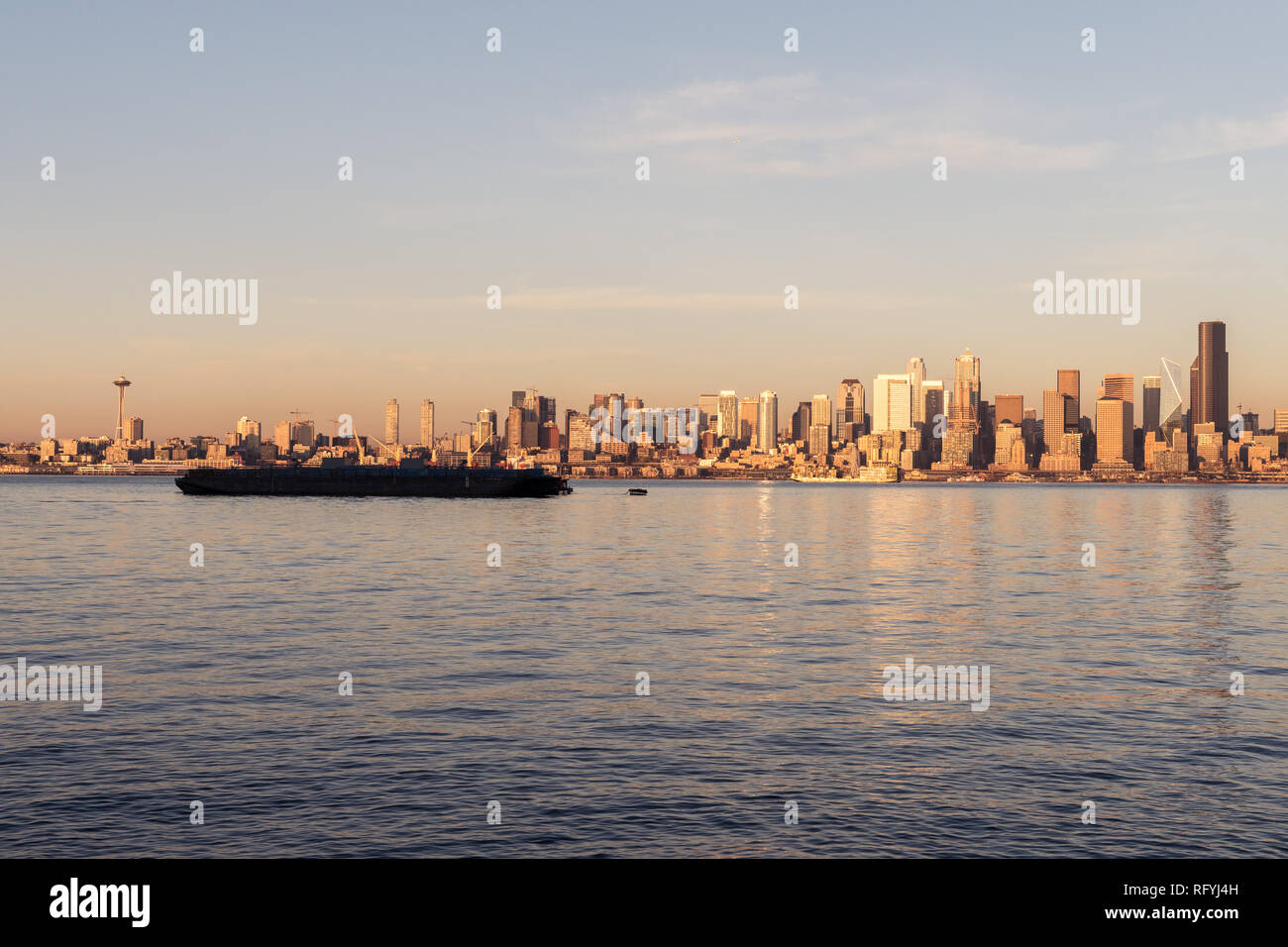 Elliott Bay, Seattle Bay, Sonnenuntergang Licht auf die Wolkenkratzer von downtown im Hintergrund, Washington, USA Stockfoto
