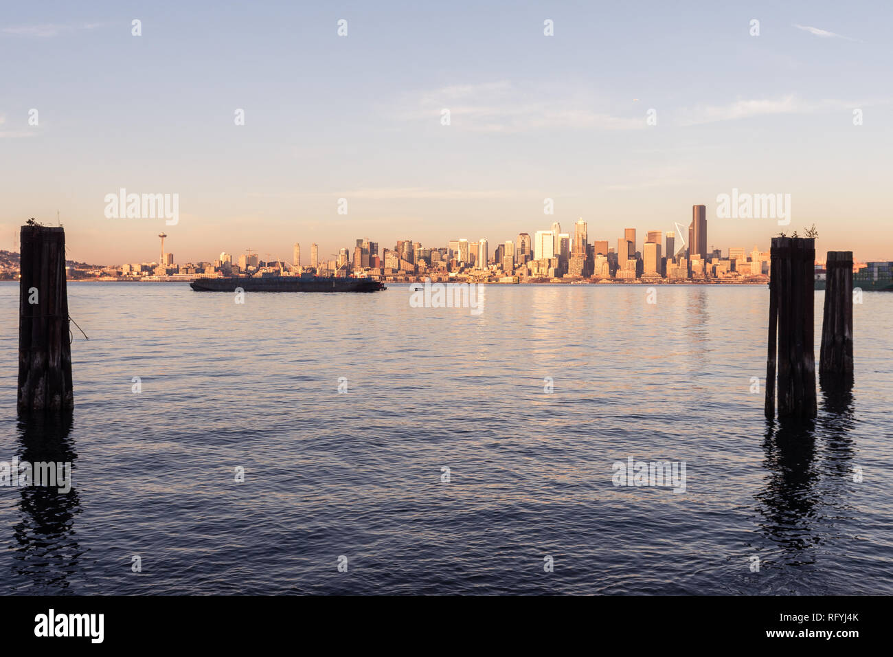 Elliott Bay, Seattle Bay, Sonnenuntergang Licht auf die Wolkenkratzer von downtown im Hintergrund, Washington, USA Stockfoto