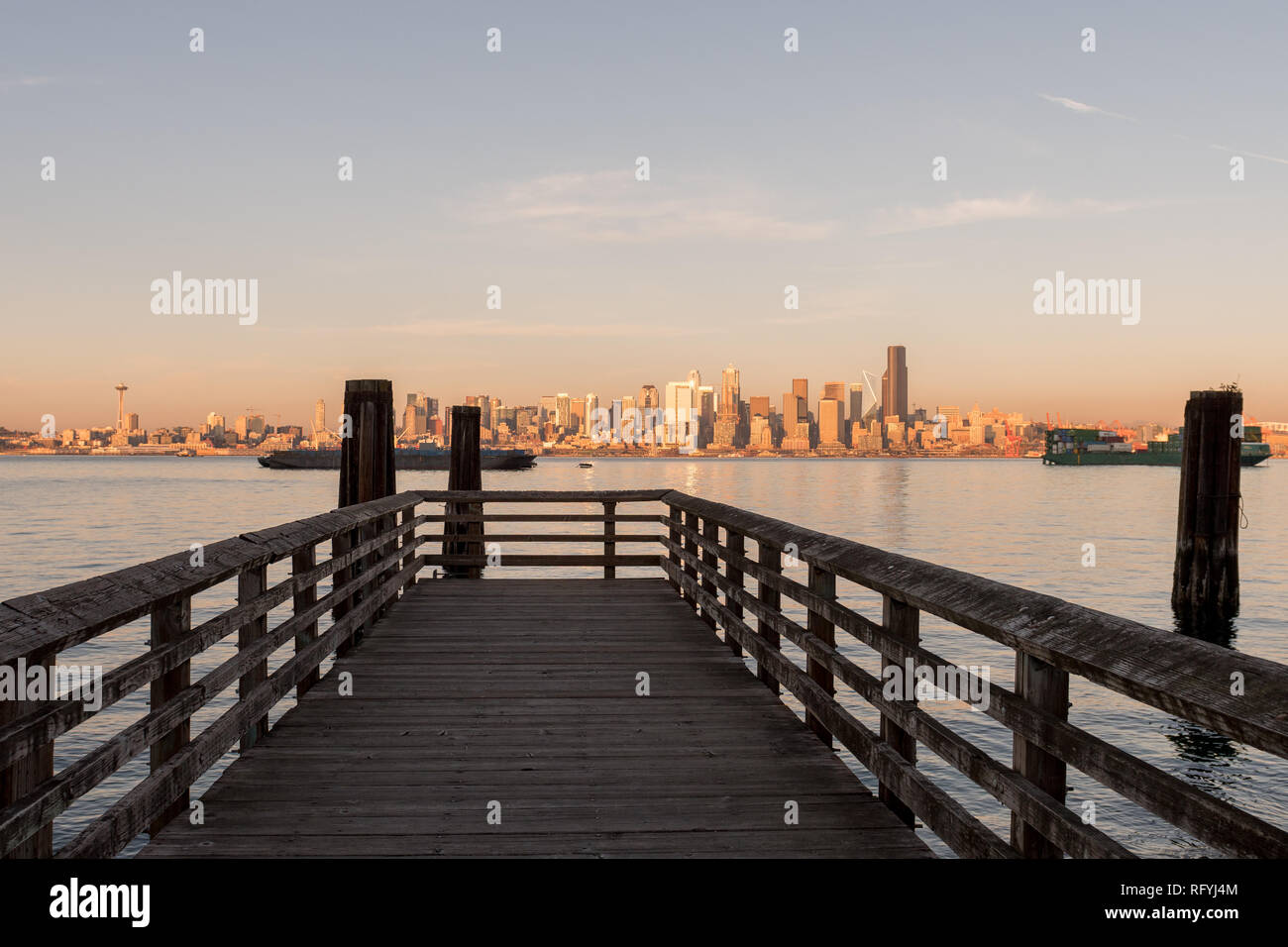 Pier in Seattle Bucht mit Sonnenuntergang Licht über Downtown Wolkenkratzer im Hintergrund, Washington, USA. Stockfoto