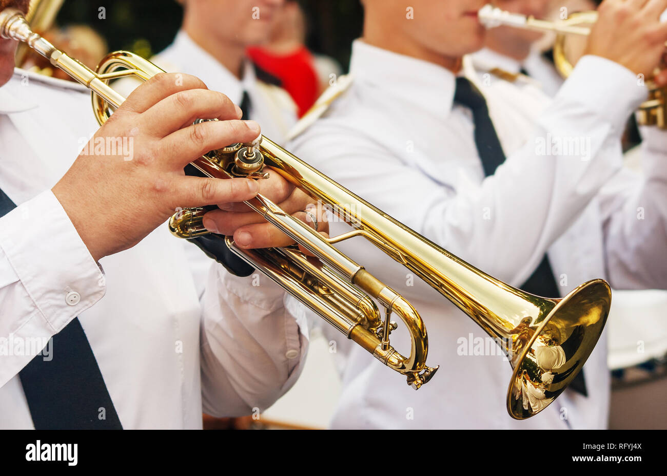 Trompeter spielen an einem Jazz Festival in einer Stadt Park auf sonnigen Sommertag Stockfoto