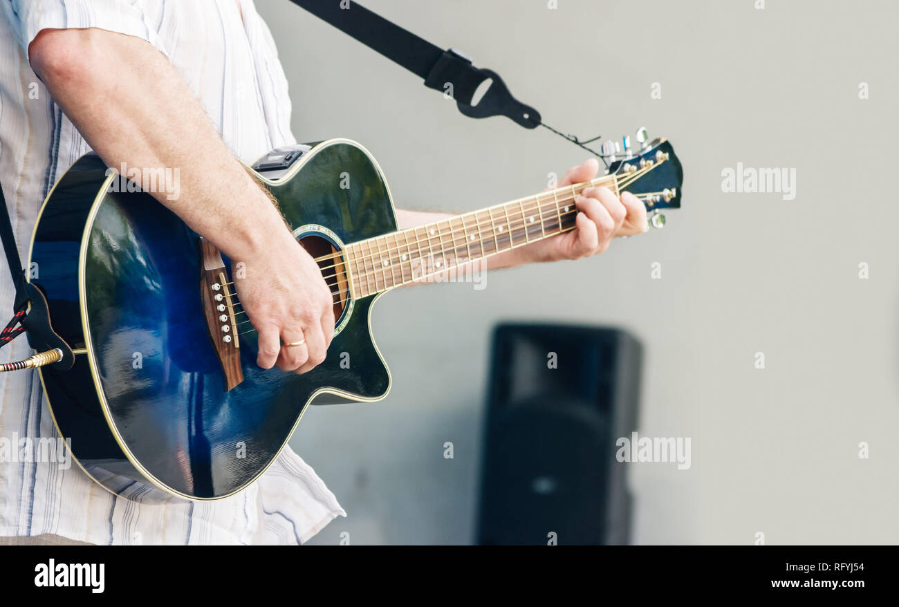Gitarrist spielt im City Park Jazz Festival auf sonnigen Sommertag Stockfoto
