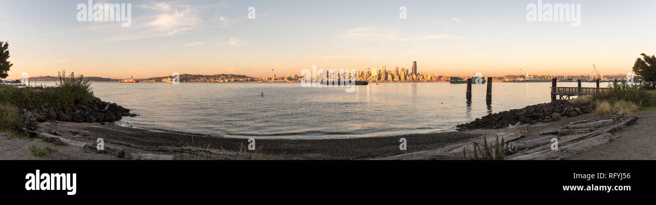 Panoramablick auf Sonnenuntergang Licht über der Innenstadt von Seattle, Washington, USA. Stockfoto