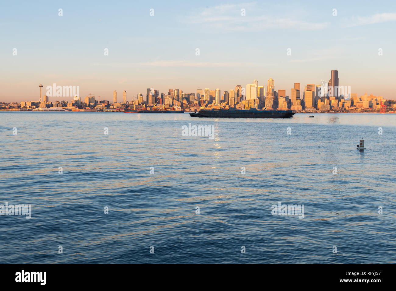 Elliott Bay, Seattle Bay, Sonnenuntergang Licht auf die Wolkenkratzer von downtown im Hintergrund, Washington, USA Stockfoto