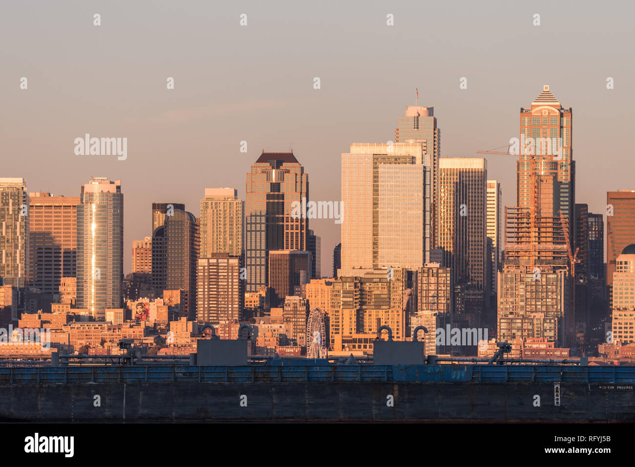 Sonnenuntergang über den Wolkenkratzern der Innenstadt von Seattle, Washington, USA. Stockfoto