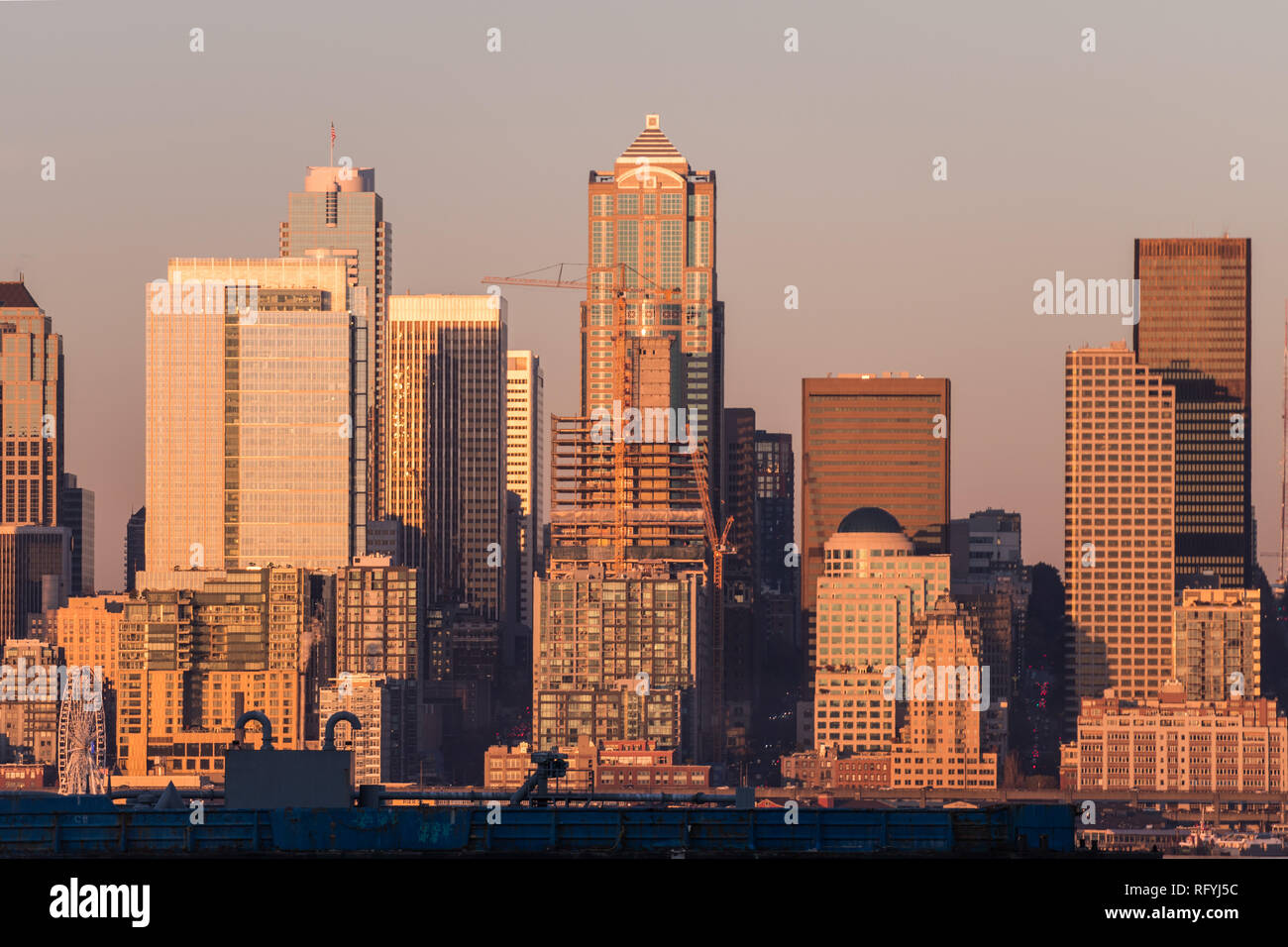 Sonnenuntergang über den Wolkenkratzern der Innenstadt von Seattle, Washington, USA. Stockfoto