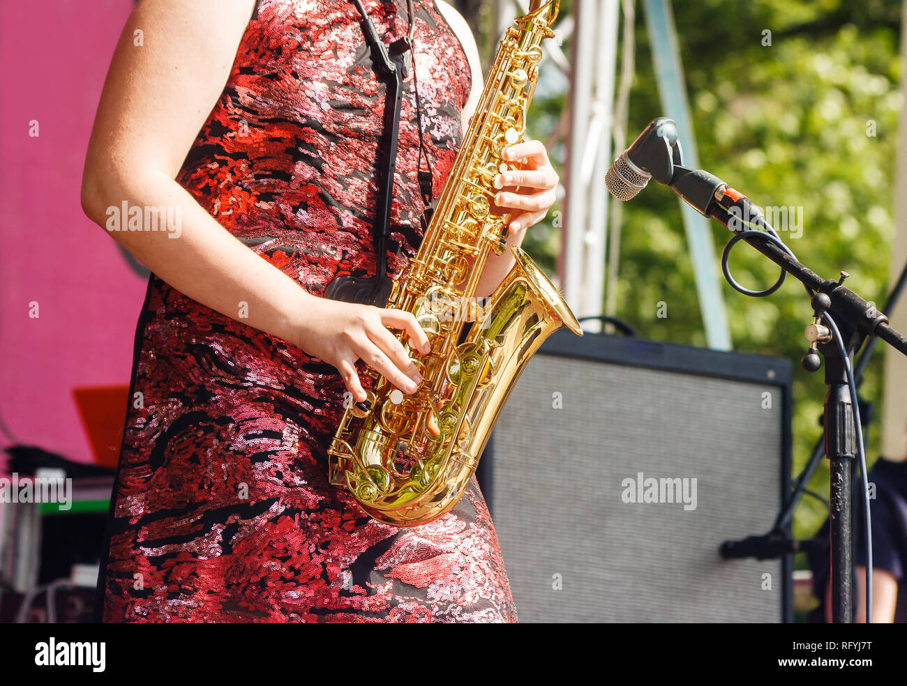 Frau Saxophonisten im Jazz Festival in einer Stadt Park auf sonnigen Sommertag spielen Stockfoto