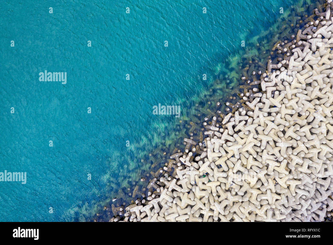 Tetrapod Wellenbrecher in türkisfarbenem Wasser, in Kuwait im Dezember 2018 genommen, hdr genommen Stockfoto