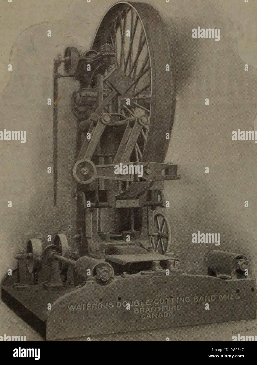 . Kanadische Forstindustrie 1903. Holzschlag; Wälder und Forstwirtschaft; Wald; Wald - zellstoffindustrie; Holz verarbeitenden Industrien. 34 DIE KANADA LUMBERMAN November, 1903 VA VA. Sawin Wirtschaft ändern Sie die Kreissäge zu einer WATEROUS DOPPEL AUSNEHMEN BAND MÜHLE 30% im Schnitt täglich über einzelne Schneiden erhöhen. Sparen 15% ihrer Bauholz, die jetzt zu Sägemehl geht. Ein waterous Dampf Setter, 5 bis 8 % Steigerung der täglichen Schnitt mit einem möglichen Rückgang der Löhne Setter" verwenden. Verwenden Sie ein waterous Strip Maschine neben ihrem Besäumkreissäge kleine logsâor einer Waterous Doppel Schneiden Pony Band mit speziellen carriageâ 8 Zoll Sägen 34 zu handhaben Stockfoto