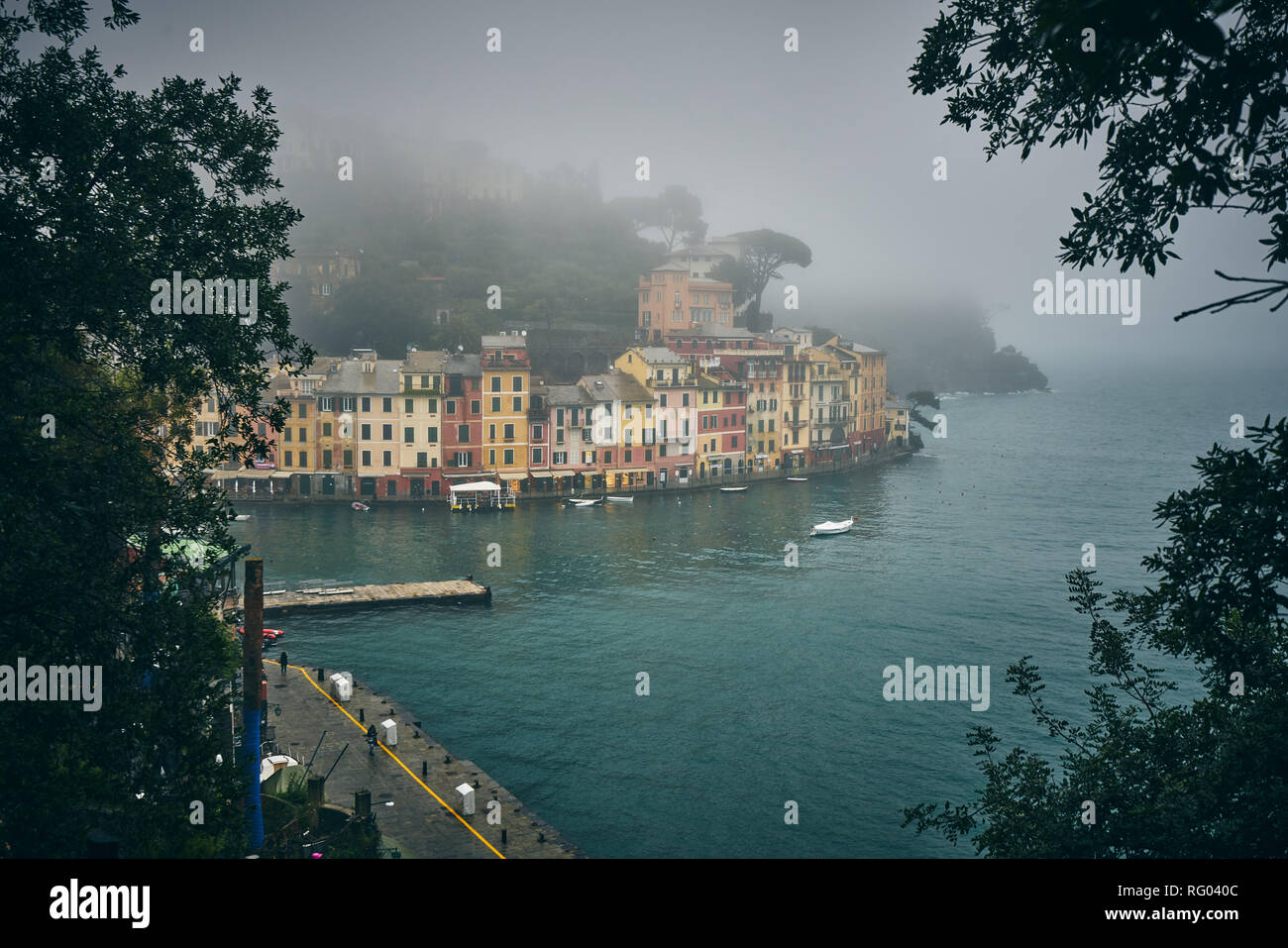Panorama von Portofino an einem nebligen und regnerischen Tag. Fischerdorf / Ferienort in Italienisch Riveria, Italien. Stockfoto