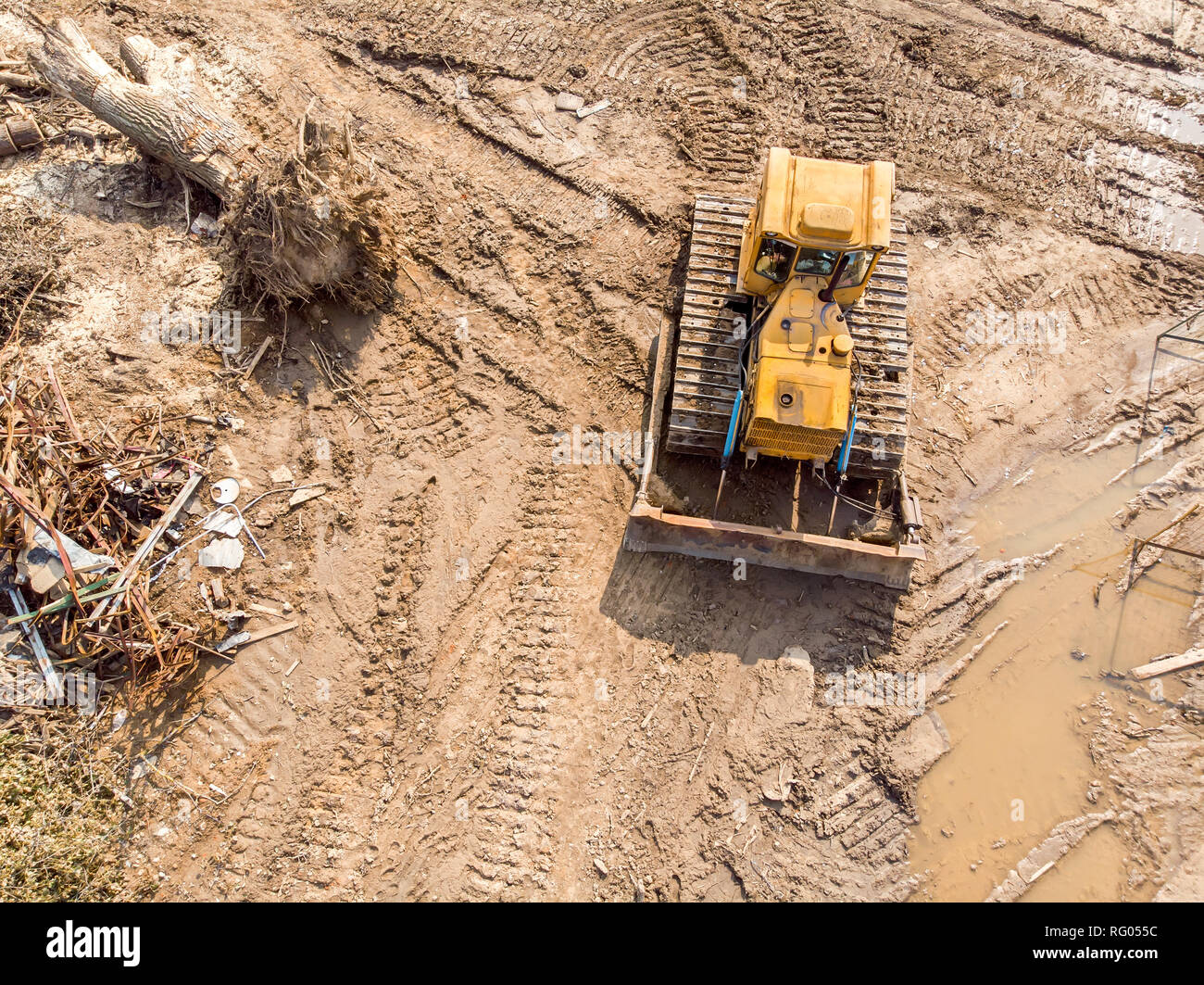 Zerstörung der alten Gebäude. Bulldozer arbeiten auf einer Abbruchbaustelle Stockfoto