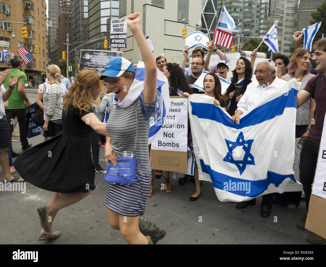 Pro-Israel Demonstranten Rally in der Nähe des Columbus Circle in NEW YORK Israel während des israelisch-palästinensischen Konflikts zu unterstützen, 1. August 2014. Stockfoto