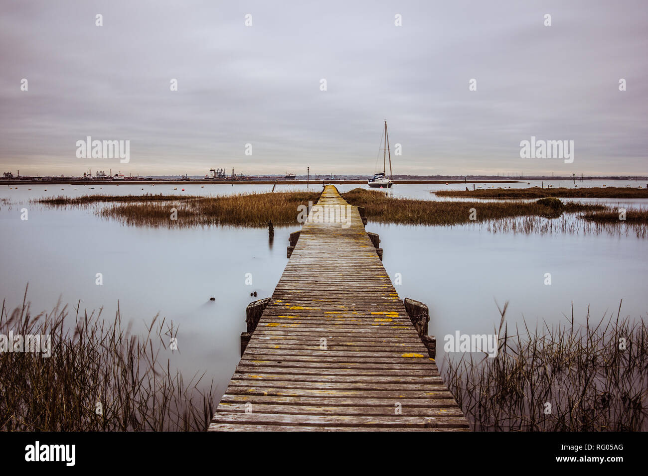 Hölzernen Pier in der Nähe von Yachten am Boat Yard - Ashlett Creek, Hampshire Stockfoto