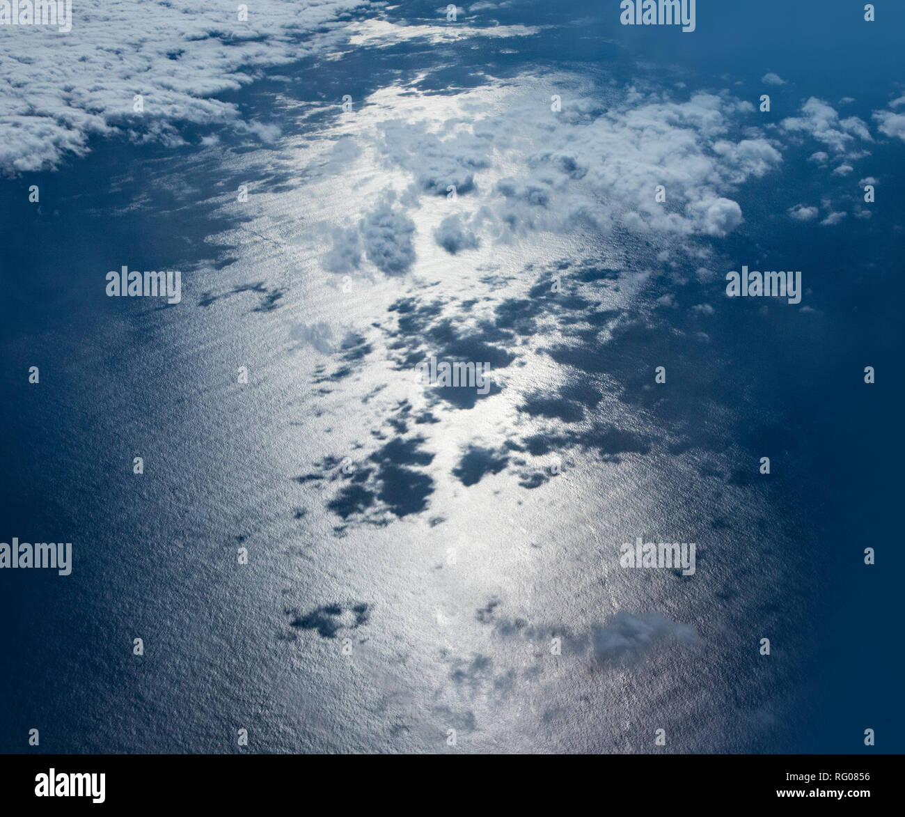 Luftaufnahme des blauen Wasser des Atlantischen Ozeans. Sonnenlicht wird auf der Oberfläche des Wassers nieder. Stockfoto
